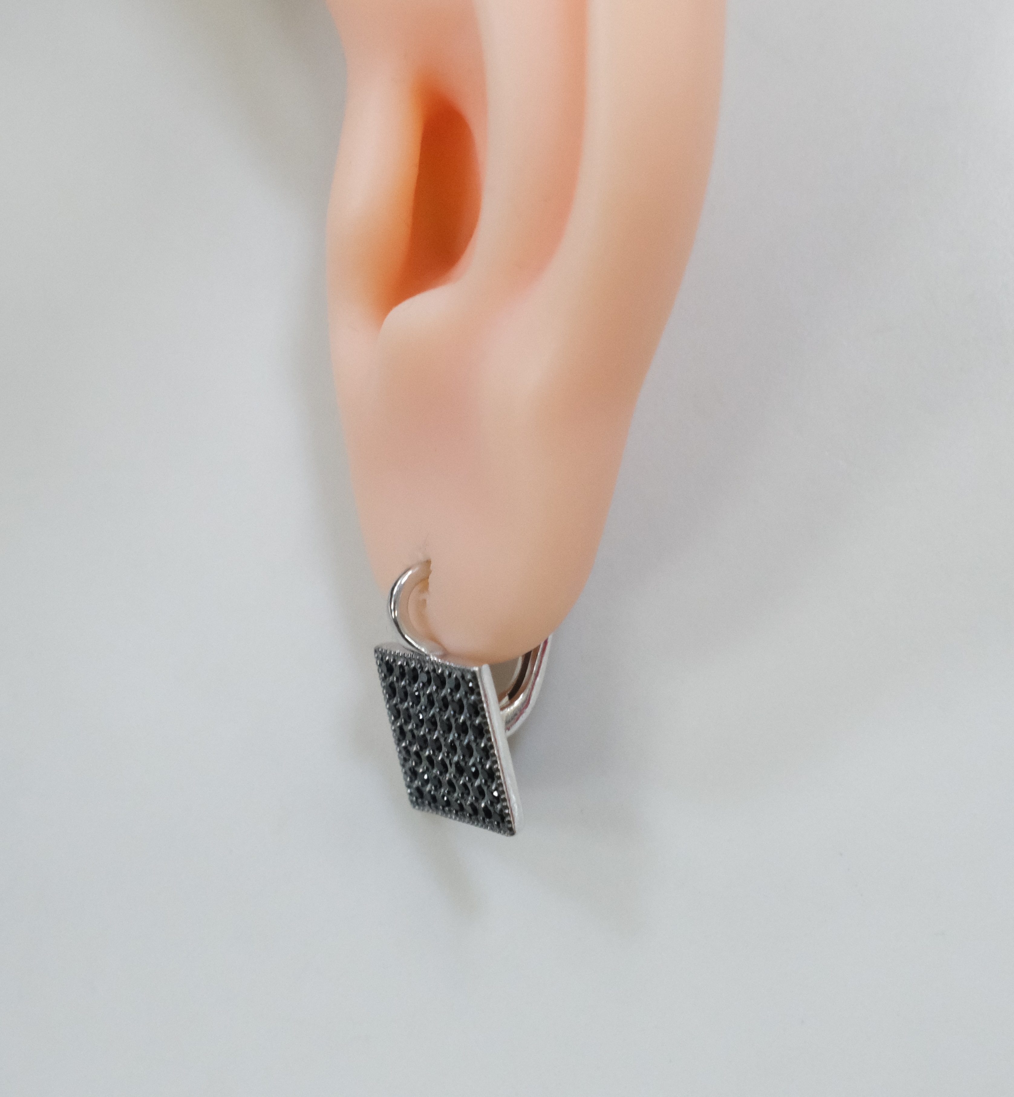 Серебряные серьги со шпинелью